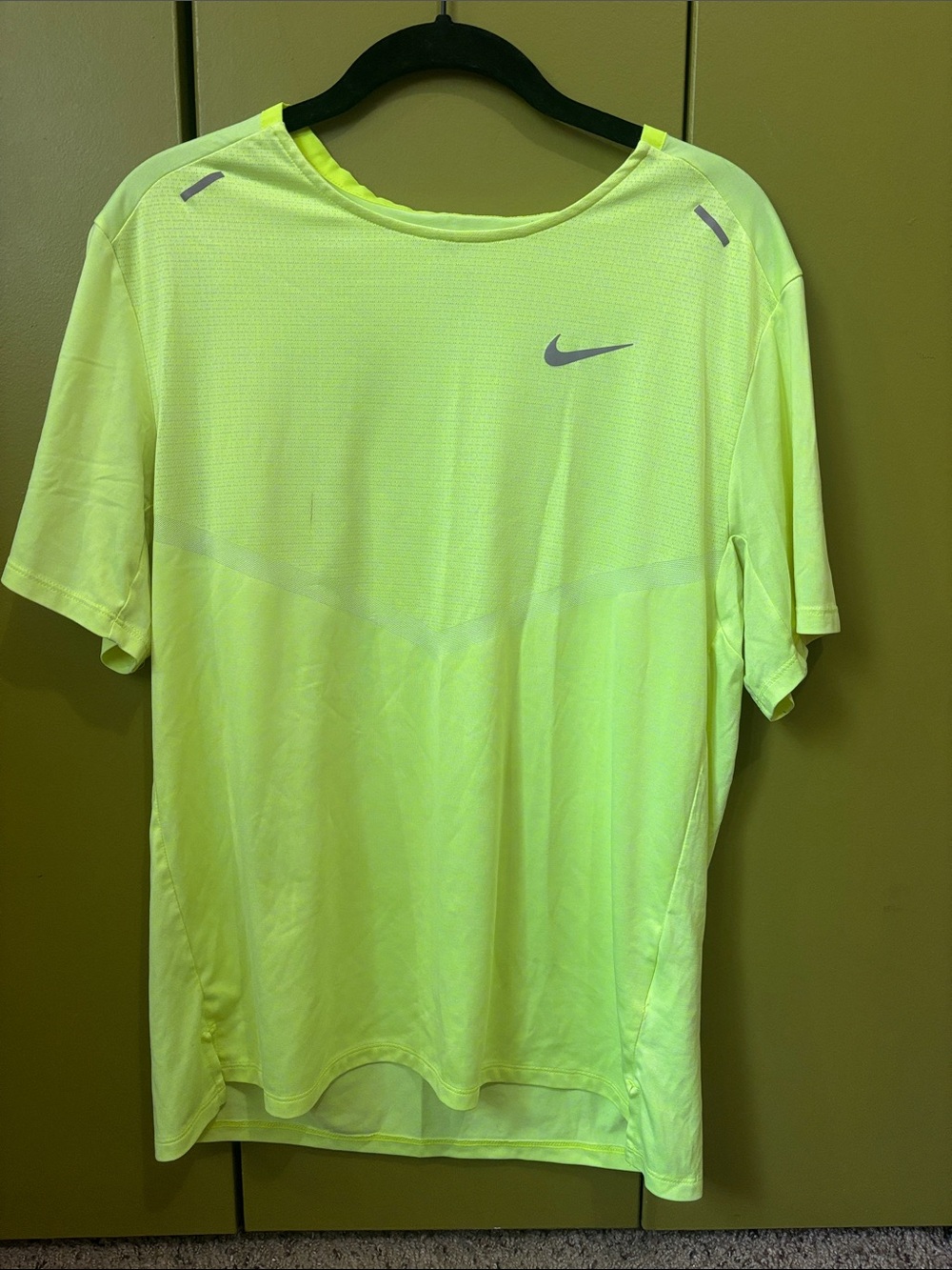 Nike Men’s Neon Yellow Performance Short Sleeve Tee